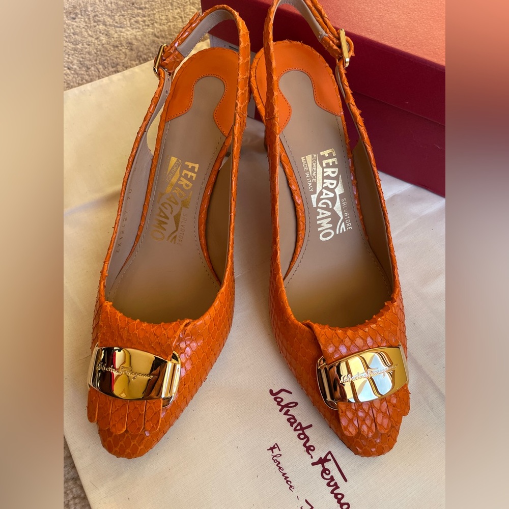 SALVATORE FERRAGAMO Gardenia  Python Skin Orange Pebble Calf  Heels Size 5 1/2 C - Picture 2 of 11